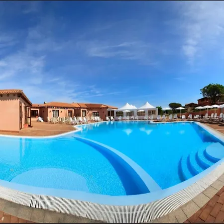 度假居 With Shared Pool, Aglientu *