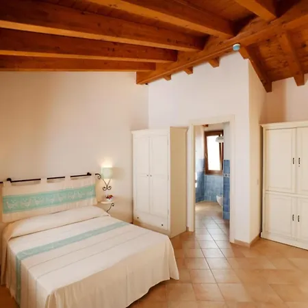 度假居 With Shared Pool, Aglientu Vignola Mare