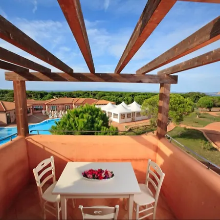 度假居 With Shared Pool, Aglientu